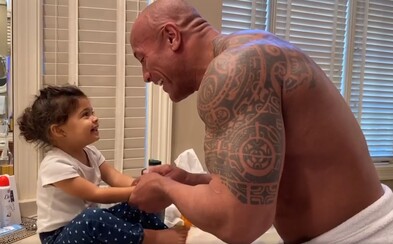 The Rock svojej dcére rapuje pri umývaní rúk. Koronavírusu odkazujú, aby už išiel preč The Rock svojej dcére rapuje pri umývaní rúk. Koronavírusu odkazujú, aby už išiel preč
