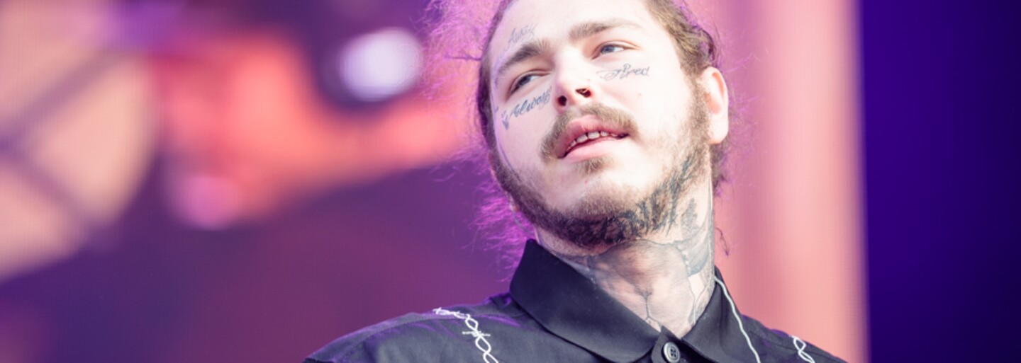 The Weeknd a Post Malone končia brutálnu prestrelku vzájomným zásahom do hlavy. V klipe majú veľa krvi a žiadnych dobrákov