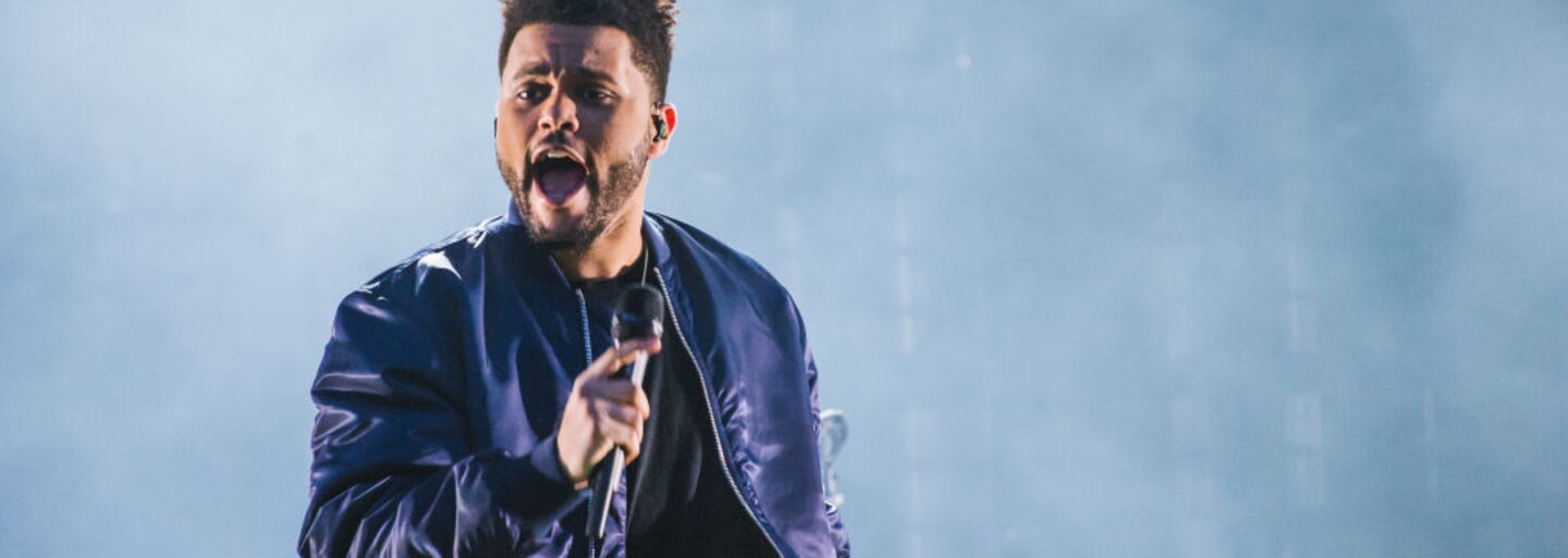 The Weeknd stvořil dokonalou Arianu Grande v továrně na panenky. Sleduj spojení dvou světoznámých umělců