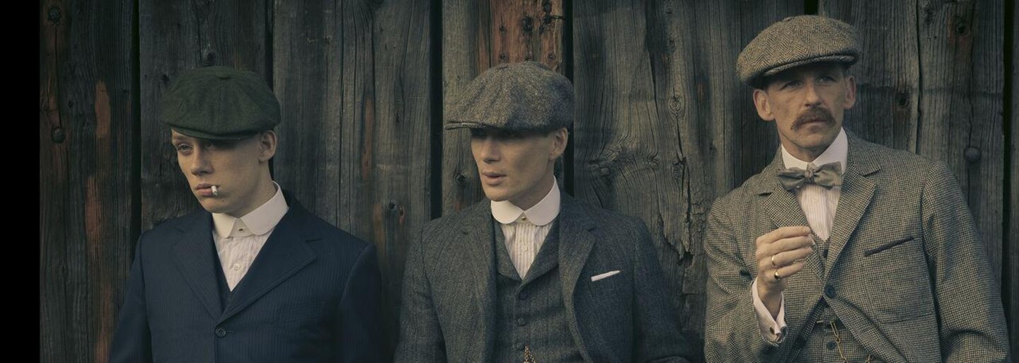 Thomas Shelby sa v prvých záberoch pre 4. sériu Peaky Blinders snaží ukončiť vojnu, nech to stojí čokoľvek