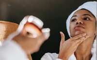 Tiktokeři používají kalamínový krém jako podklad pod make-up. Doktoři před trendem varují