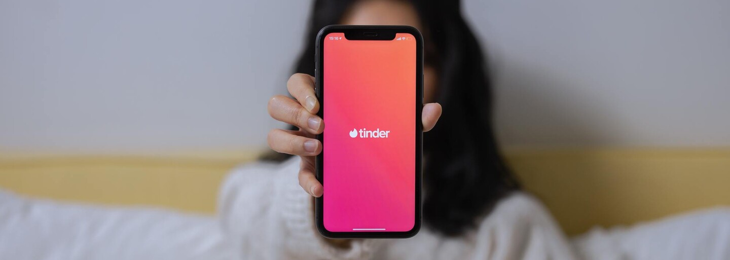 Tinder čelí kritice. 30letý muž za předplatné zaplatí až dvakrát více než 20letá žena