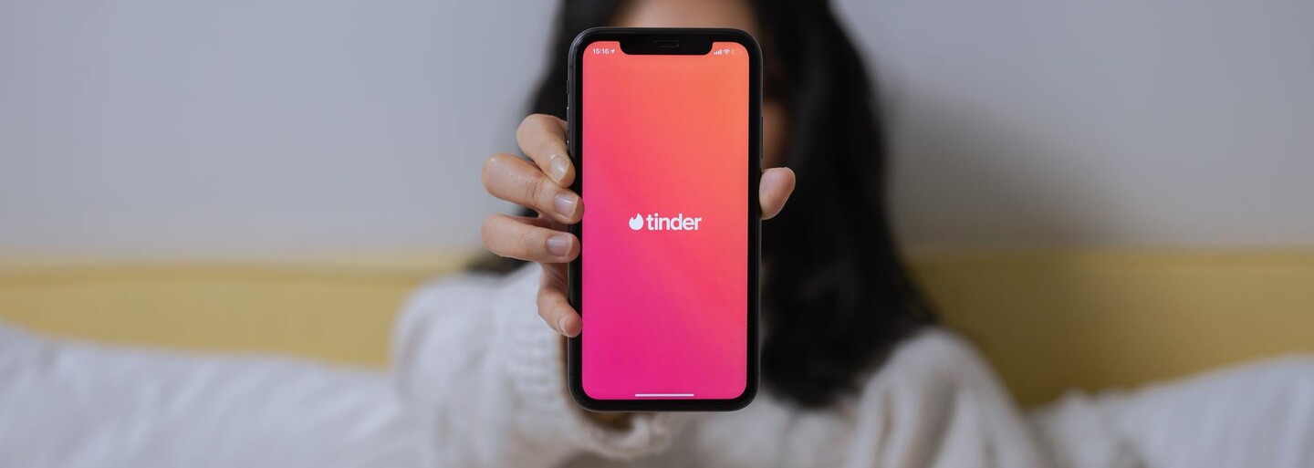 Tinder zavádí novou funkci Blind Date. Fotky tvého protějšku ti ukáže až poté, co se s ním zapojíš do konverzace