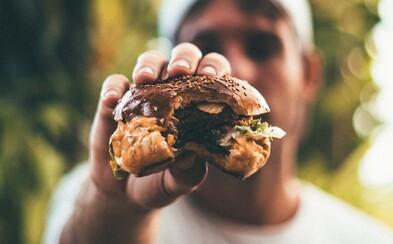 Tínedžer zomrel hodinu po tom, ako zjedol hamburger. V menu bolo napísané, že neobsahuje alergény Tínedžer zomrel hodinu po tom, ako zjedol hamburger. V menu bolo napísané, že neobsahuje alergény