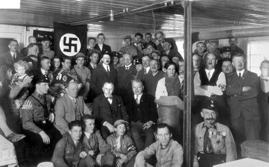 Teenageři posprejovali školu hákovými kříži, ale za mřížemi neskončili. Soudkyně jim jako trest nechala přečíst knihu o holocaustu Teenageři posprejovali školu hákovými kříži, ale za mřížemi neskončili. Soudkyně jim jako trest nechala přečíst knihu o holocaustu