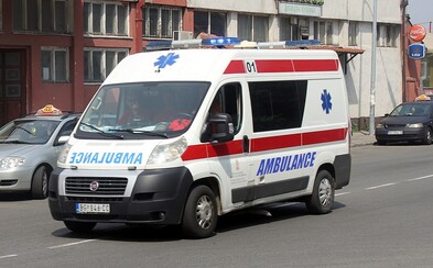 Tínedžeri uniesli záchranárov, aby išli ošetriť kamaráta. Ten mal pritom iba vyvrtnuté koleno Tínedžeri uniesli záchranárov, aby išli ošetriť kamaráta. Ten mal pritom iba vyvrtnuté koleno