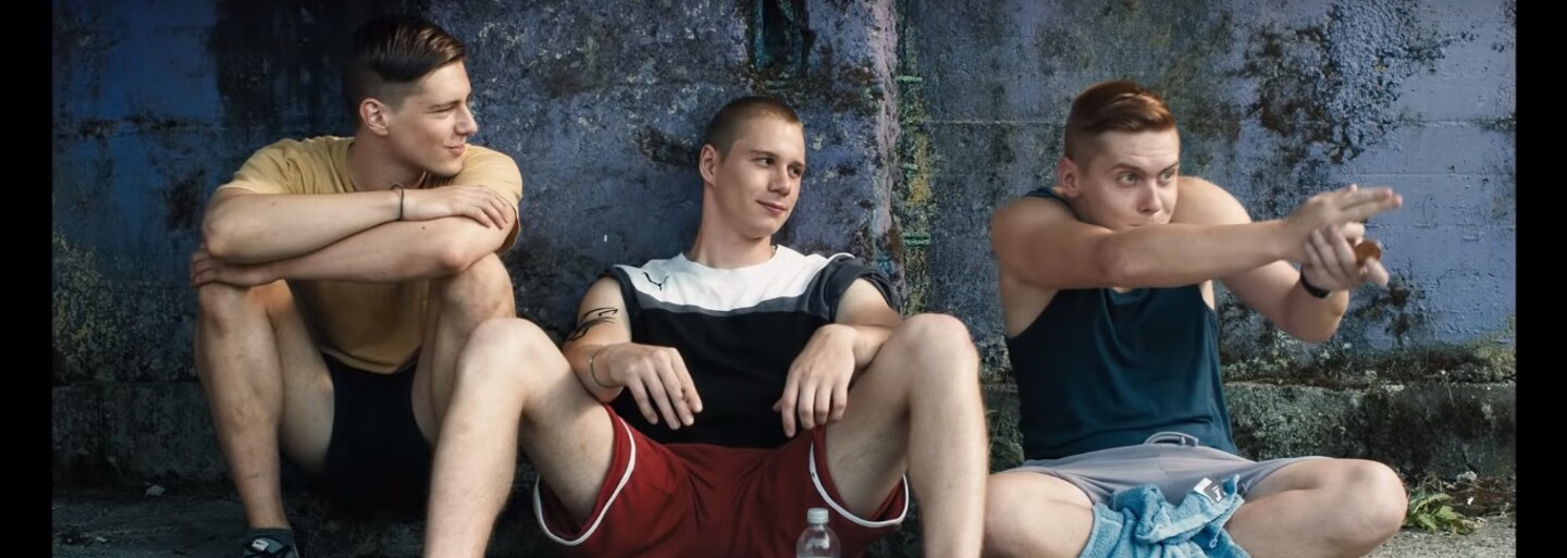 Tínedžeri v prvom slovinskom LGBT filme fajčia marihuanu, vyvolávajú bitky a prežívajú milostné vzťahy