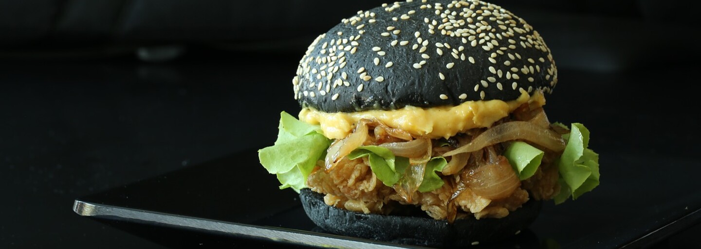 Teenagerka do Libye propašovala populární světový trend. Začala vyrábět barevné burgery, lidé je milují
