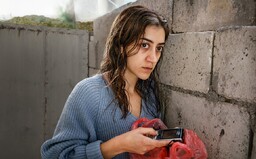 Tip na seriál: Mrazivý Kalifát od Netflixu odhaľuje pozadie teroristických útokov a nebezpečenstvo mládeže kŕmenej hoaxmi