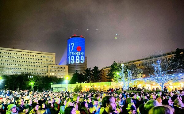 Tisícky ľudí v uliciach spomínali na Nežnú revolúciu. O demokraciu, ktorú nám v novembri 1989 vybojovali sa však treba starať
