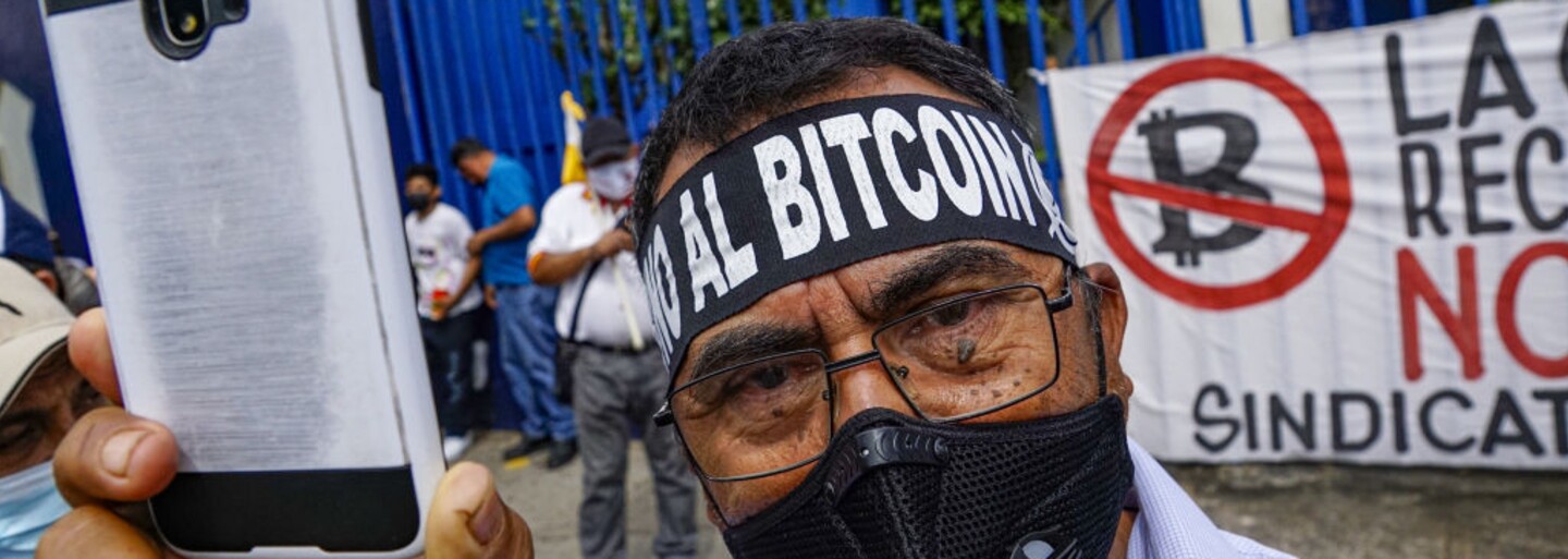 Tisícky Salvádorčanov protestovali proti bitcoinu ako oficiálnemu platidlu. Podpálili aj bitcoinový bankomat