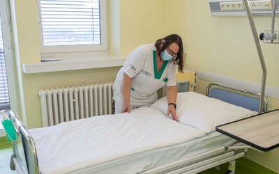 Tisícky zdravotných sestier na Slovensku hrozia výpoveďami. Nemajú nárok na stabilizačný príspevok 5 000 eur