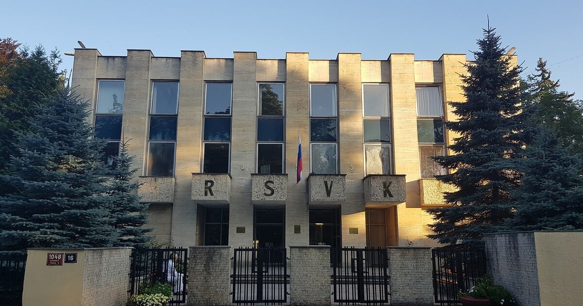 Policie pátrá po pachateli, který hodil zápalné láhve na Ruský dům v Praze