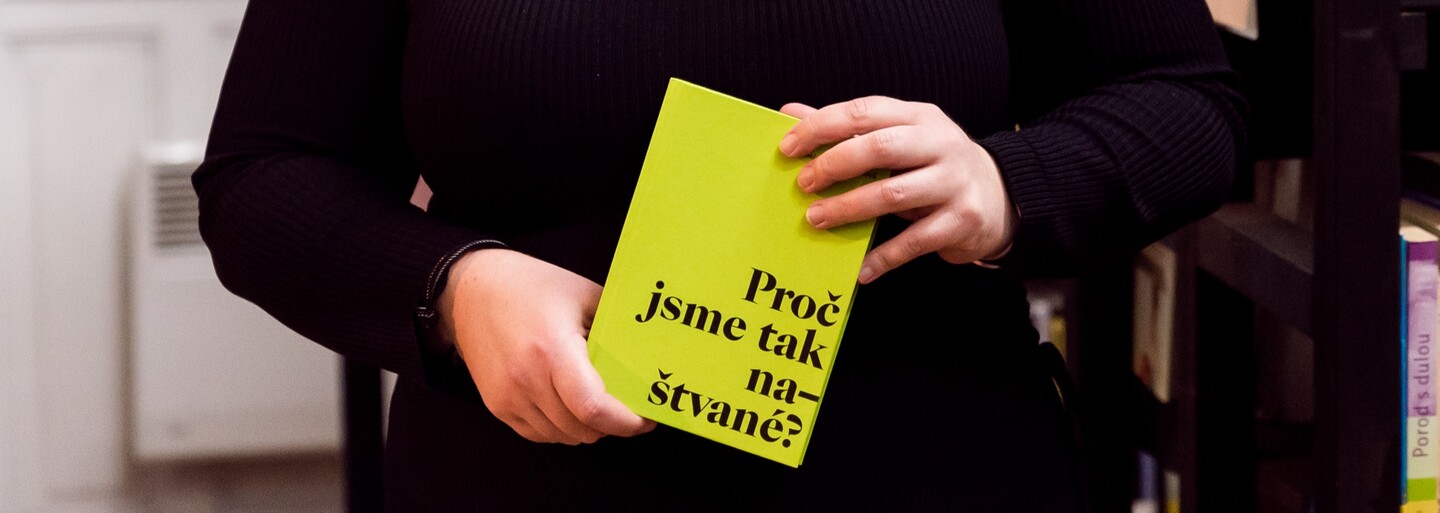 Tlaky, očekávání a stereotypy provází ženu celým životem. Jsme naštvané a máme toho dost, zní z nové knihy Šárky Homfray