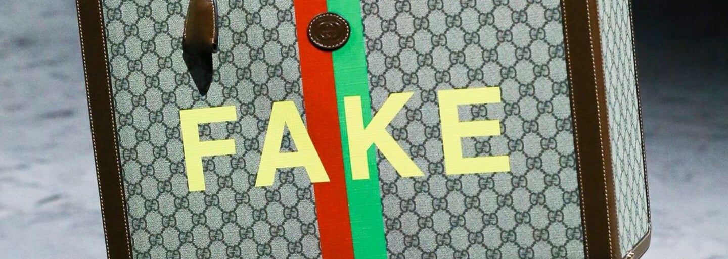 To najlepšie (a najbizarnejšie) z pánskeho Fashion Weeku v Miláne: Svietiace bundy, antény v ušiach alebo fake Gucci