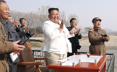 To, že je Kim Čong-un nažive, má dokazovať ďakovný list, ktorý poslal robotníkom. Niektorí ho však spochybňujú To, že je Kim Čong-un nažive, má dokazovať ďakovný list, ktorý poslal robotníkom. Niektorí ho však spochybňujú