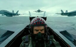 Tom Cruise nám z kokpitu stíhačky sľubuje najadrenalínovejší kino zážitok tohto roka. Bude ním Top Gun: Maverick