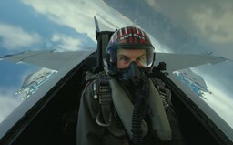 Tom Cruise predvádza šialené kúsky v stíhačkách v adrenalínovom traileri pre Top Gun 2