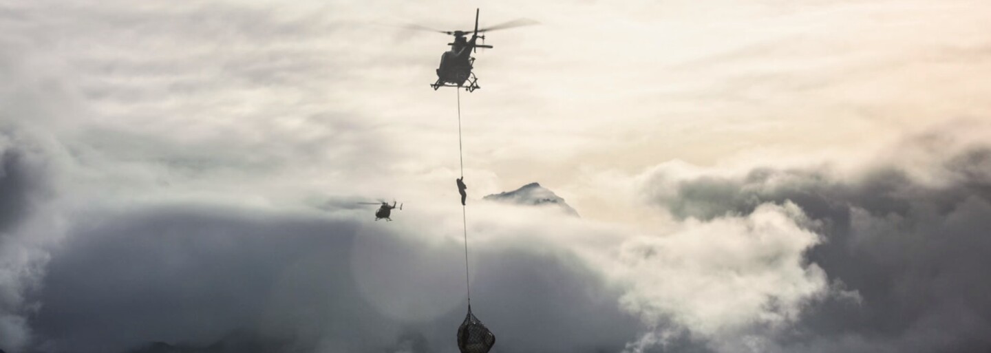 Tom Cruise sa na akčnú scénu s helikoptérami pripravoval dva roky. Dokonca získal licenciu na ich pilotovanie