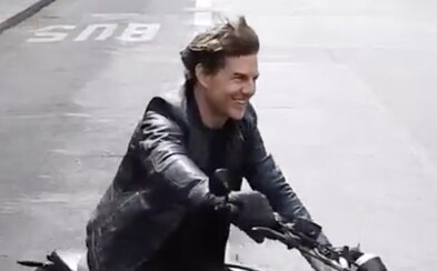 Tom Cruise sa počas parížskeho natáčania Mission: Impossible 6 nevenoval iba svojej akčnej scéne na motorke, ale aj zvedavým fanúšikom naokolo Tom Cruise sa počas parížskeho natáčania Mission: Impossible 6 nevenoval iba svojej akčnej scéne na motorke, ale aj zvedavým fanúšikom naokolo
