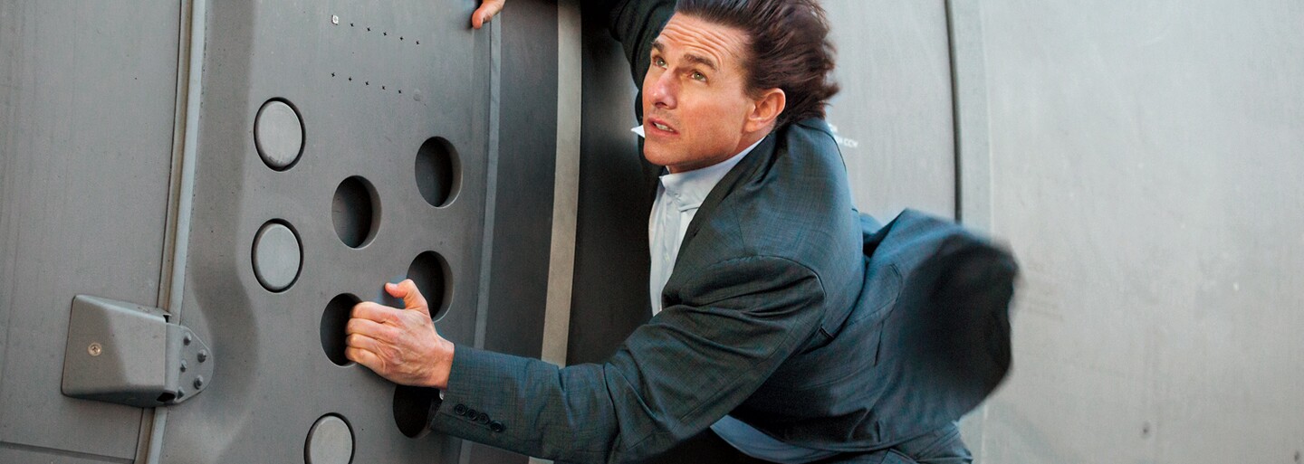 Tom Cruise sedí na křídle letadla ve výšce kolem 600 metrů. Vítej na běžném dni na natáčení Mission: Impossible 8