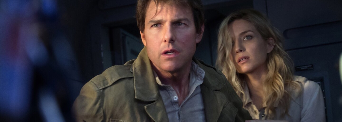 Tom Cruise ukazuje své kaskadérské schopnosti ve videu z natáčení Mumie, kde probíhá mezi výbuchy a proskakuje jedoucím autobusem