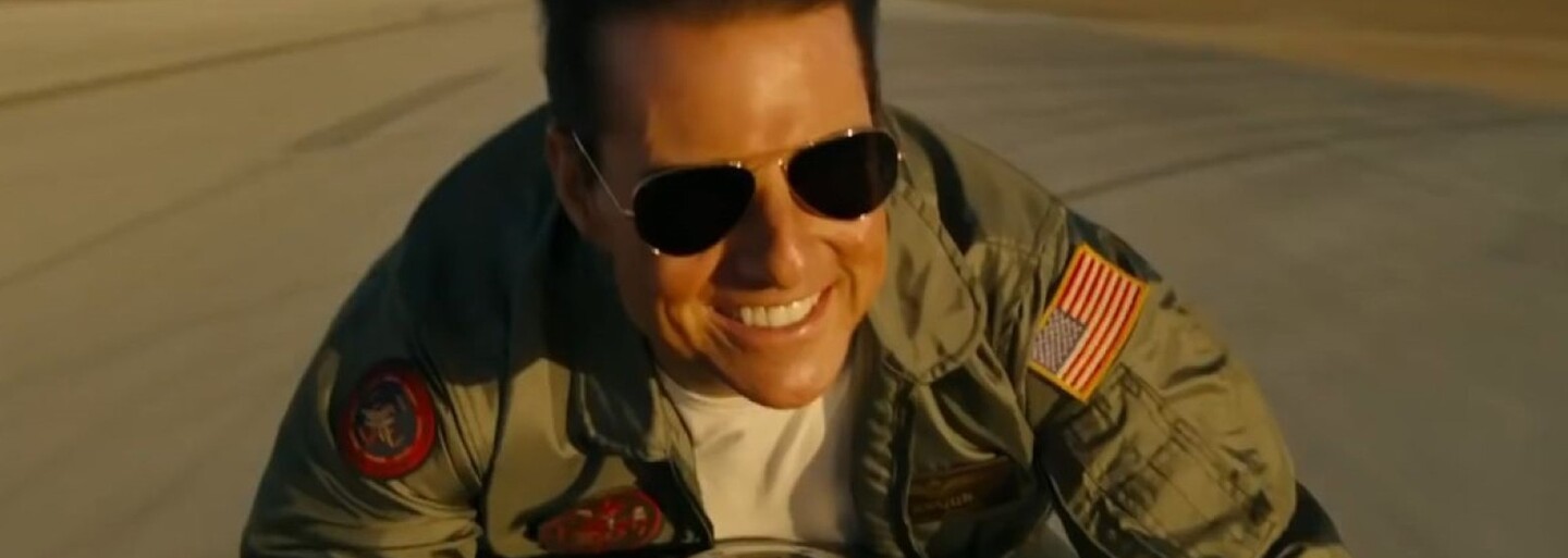 Tom Cruise v novém Top Gunu předvádí adrenalinový let ve stíhačce. Film je plný odkazů na kultovní klasiku