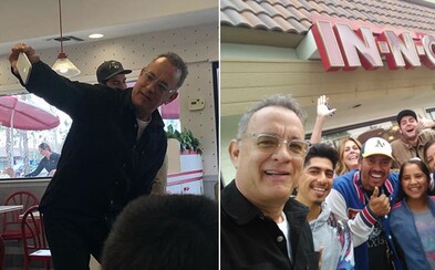 Tom Hanks na Vánoce zaplatil oběd celé restauraci. Na burger přišel se svou manželkou Tom Hanks na Vánoce zaplatil oběd celé restauraci. Na burger přišel se svou manželkou