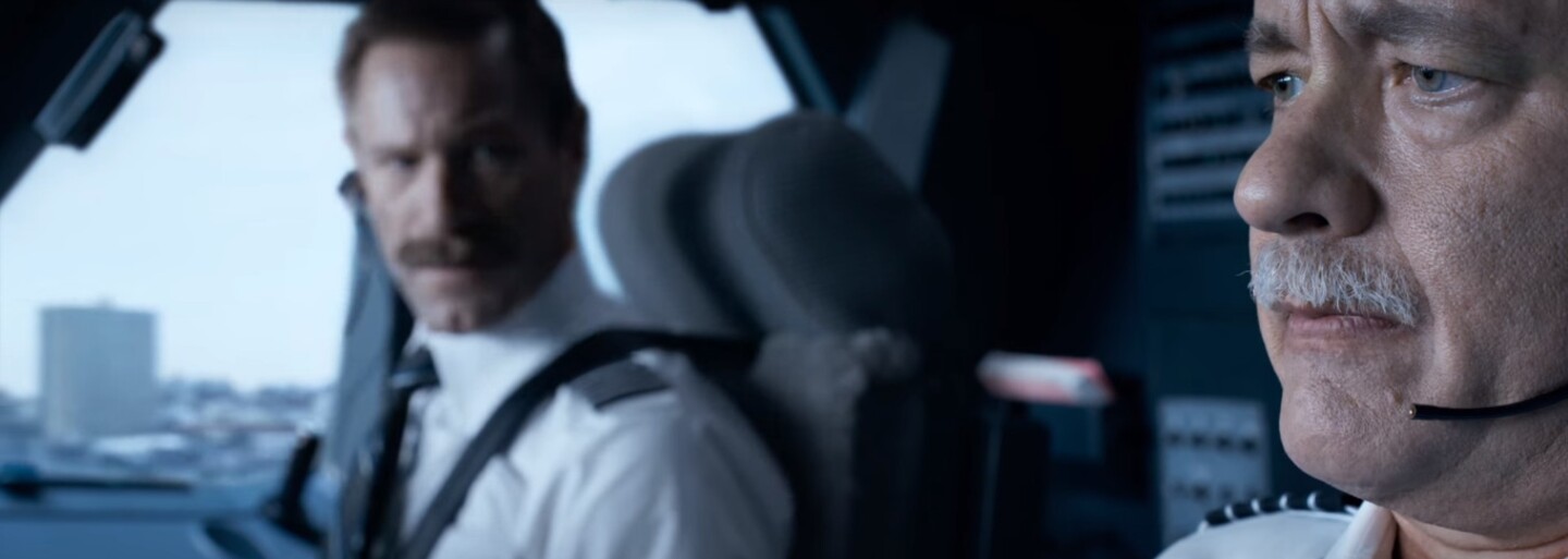 Tom Hanks sa ako pilot Sully stáva hrdinom, no úrady mu chcú zničiť život