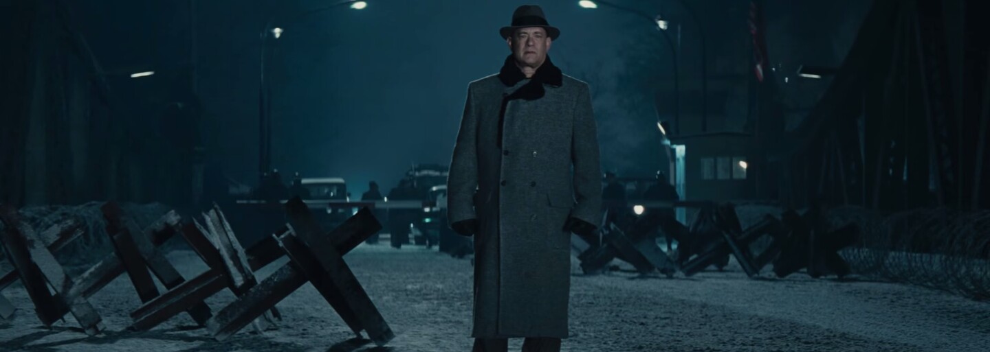 Tom Hanks si pýta Oscara v Spielbergovom vojnovom thrilleri Most špiónov