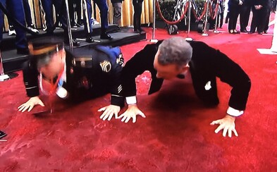 Tom Hanks dělal kliky na Oscarech. Vyzval na souboj i armádního seržanta Tom Hanks dělal kliky na Oscarech. Vyzval na souboj i armádního seržanta