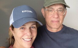 Tom Hanks zdraví fanoušky z karantény. „Všichni můžeme proti koronaviru bojovat, například dodržováním rad odborníků,“ říká