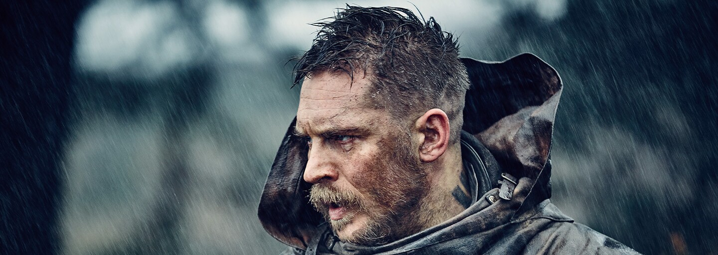 Tom Hardy je v chladném a špinavém seriálu Taboo bezcitným mstitelem ochotným udělat všechno pro to, aby získal, co mu právem patří (Tip na seriál)