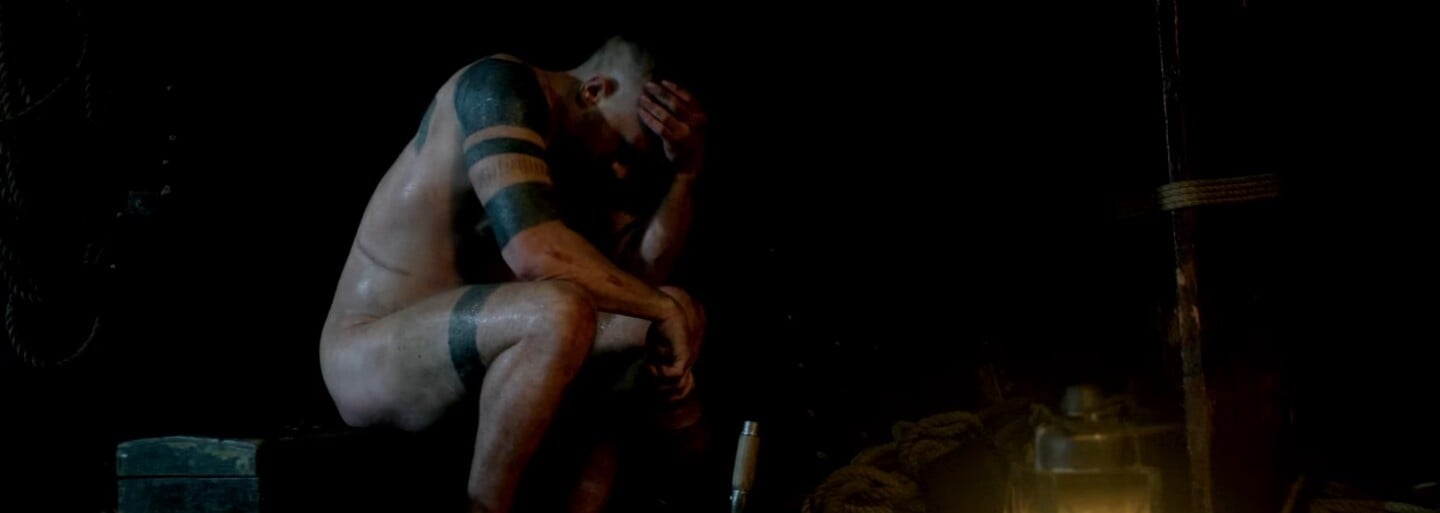 Tom Hardy sa vo finálnom traileri temného a dobového seriálu Taboo nebojí zabíjať