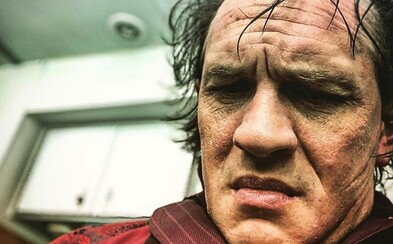 Tom Hardy v roli Al Caponeho vzbuzuje strach. Sledujte jeho přeměnu na brutálního gangstera v chystaném thrilleru Fonzo Tom Hardy v roli Al Caponeho vzbuzuje strach. Sledujte jeho přeměnu na brutálního gangstera v chystaném thrilleru Fonzo
