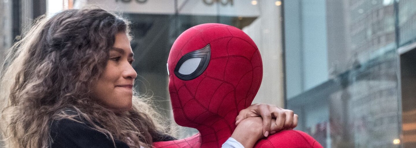Tom Holland prezradil, ktoré lusknutie otvorilo Multiverse. Spider-Man v nových záberoch objavuje Iron Manovo laboratórium
