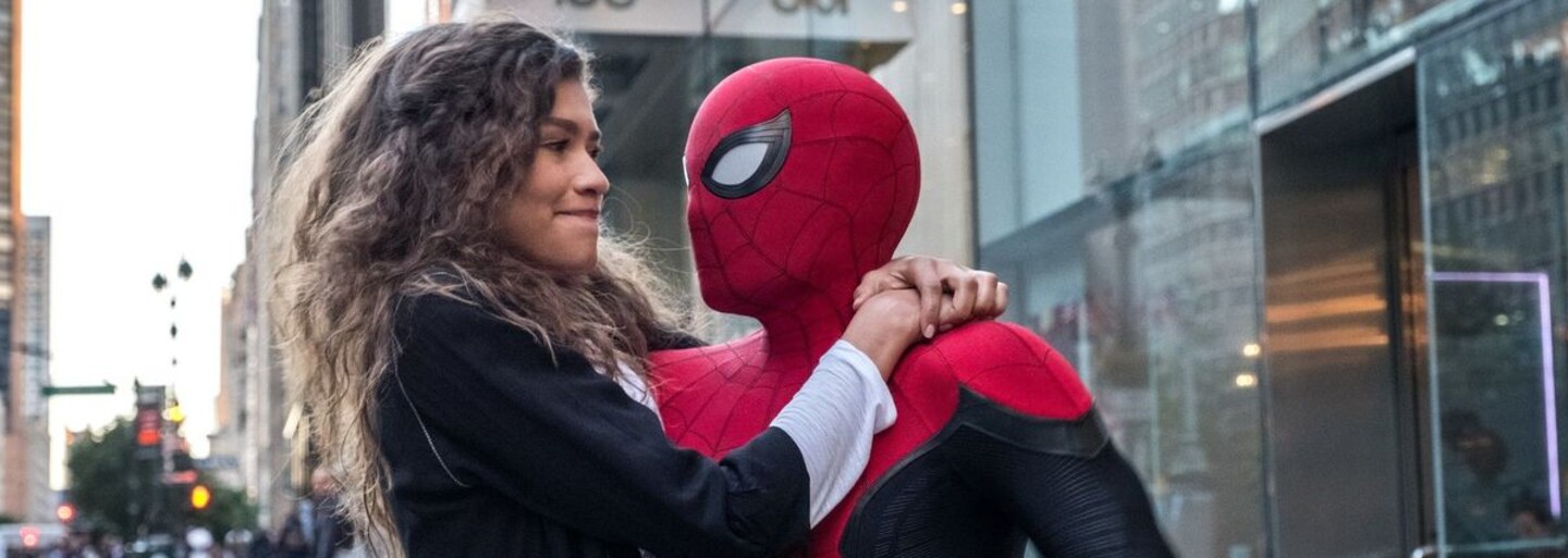 Tom Holland zachránil fanúšičku pred davom mužov, ktorý ju pritlačil k barikáde