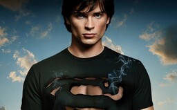 Tom Welling zo Smallville si znova zahrá Supermana. Vo veľkom crossoveri s Arrow a Flash sa stretne so staršími hercami z DC