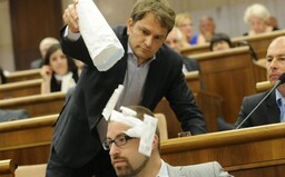 TOP 10 momentov budúceho premiéra Igora Matoviča: Plakal, kričal a vysypával injekčné striekačky