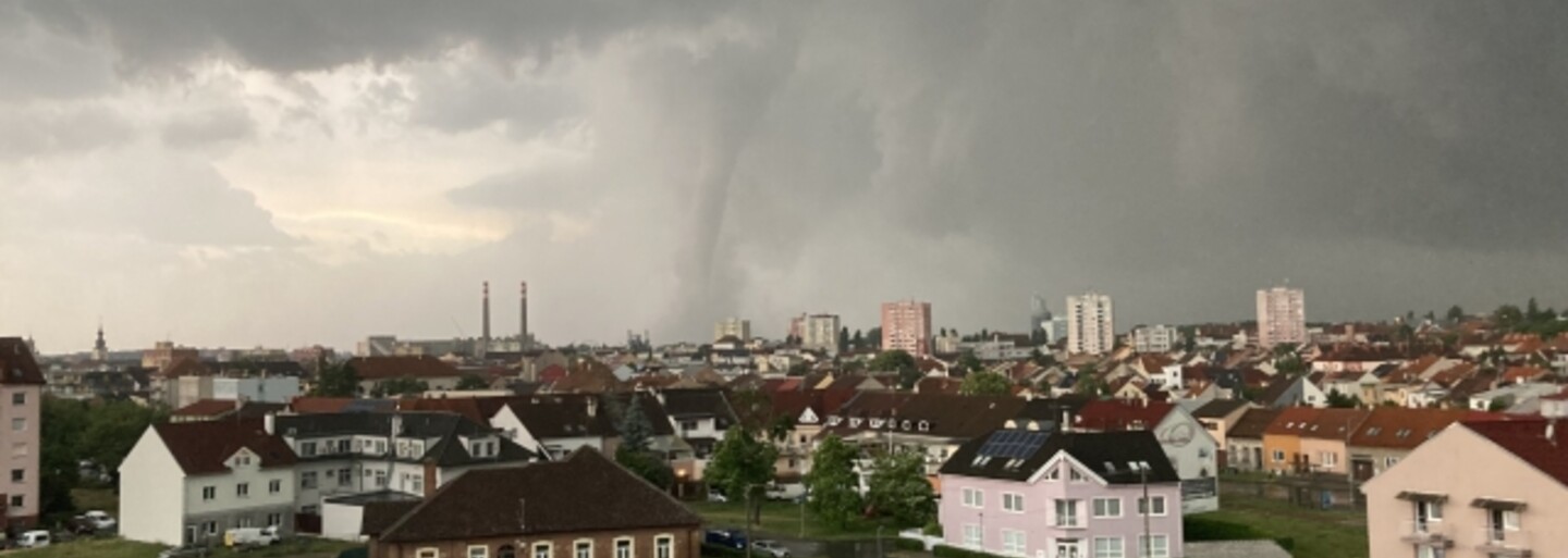 Tornádo na jižní Moravě: Bouře způsobila obrovské škody, nejméně tři lidé zemřeli