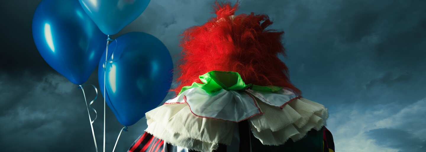 Tornádo z bláznivého hororu Clownado zo seba vrhá klaunov, ktorí sú vražednejší než Pennywise