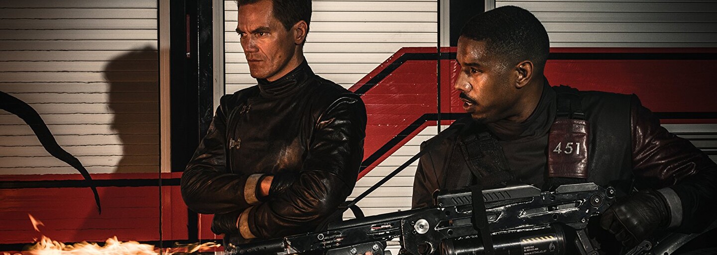 Totalitná spoločnosť ničí v mrazivom sci-fi Fahrenheit 451 všetky knihy. Čo sa však stane, ak si požiarnik jednu z nich prečíta?