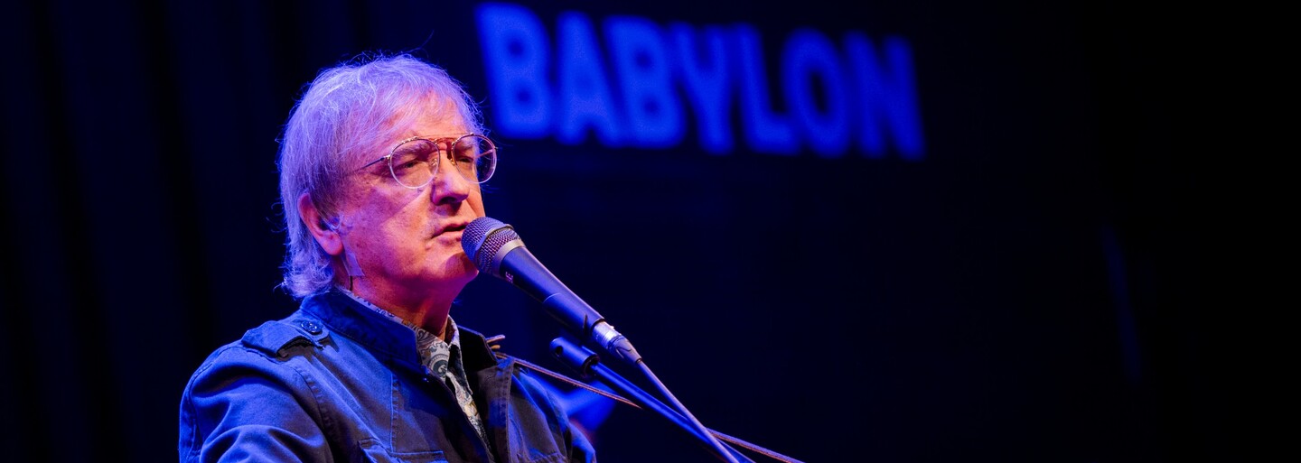Toto bol Meky Žbirka: Abbey Road, anglický prízvuk, úsmev a tona hitov. Prvú gitaru zdedil po bratoch