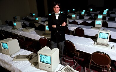 Toto bol stroj, ktorý definoval moderné počítače a notebooky. Steve Jobs ho ukázal v roku 1984 Toto bol stroj, ktorý definoval moderné počítače a notebooky. Steve Jobs ho ukázal v roku 1984