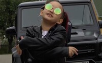 Toto je 8-ročná slovenská raperka Lil ASH. Má Hello Kitty tričko, Gucci kabelku a namiesto matematiky počíta 500-eurovky