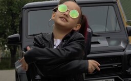 Toto je osmiletá slovenská raperka Lil ASH. Má Hello Kitty tričko, Gucci kabelku a místo matematiky počítá bankovky