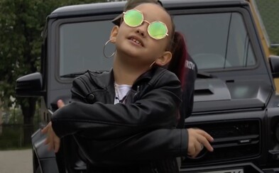Toto je 8-ročná slovenská raperka Lil ASH. Má Hello Kitty tričko, Gucci kabelku a namiesto matematiky počíta 500-eurovky Toto je 8-ročná slovenská raperka Lil ASH. Má Hello Kitty tričko, Gucci kabelku a namiesto matematiky počíta 500-eurovky