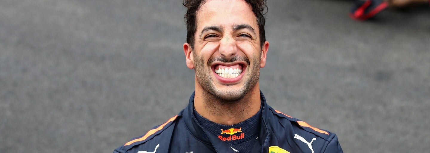 Toto je Daniel Ricciardo. Vymenil plat za 25 miliónov eur, aby sa stal majstrom sveta, ale so svojím magickým úsmevom sa nestratí