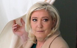 Toto je Marine Le Pen, kontroverzní politička a oblíbenkyně Putina, která se ve francouzských volbách postaví Macronovi