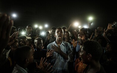 Toto je vítězná fotka ze soutěže World Press Photo 2020. Zachycuje mladíka recitujícího báseň během demonstrací Toto je vítězná fotka ze soutěže World Press Photo 2020. Zachycuje mladíka recitujícího báseň během demonstrací